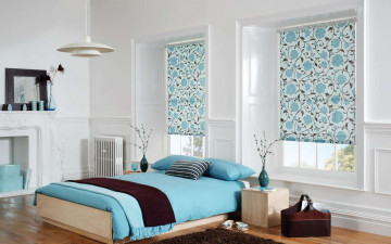 Картинка интерьер спальня дизайн голубое комната белье вазы люстра