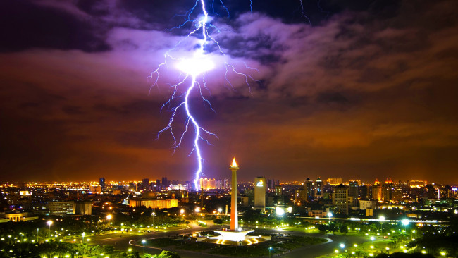 Обои картинки фото the, lightning, города, столицы, государств, молния, шторм, город, огни, тучи, ночь