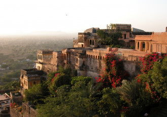 Картинка neemrana форт дворец индия города дворцы замки крепости ландшафт деревья горы