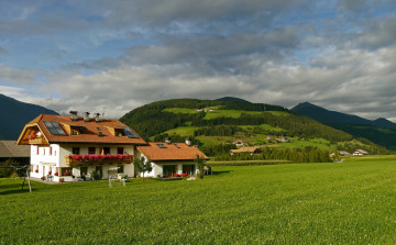 Картинка италия вальдаора города пейзажи горы трава дома деревья пейзаж