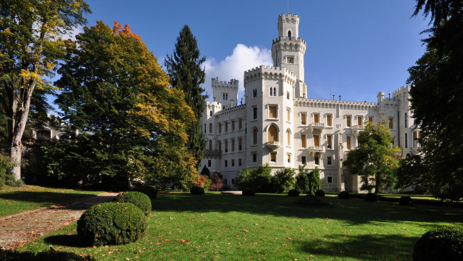Обои картинки фото замок, hlubokа, nad, vltavou, Чехия, города, дворцы, замки, крепости, парк, трава, деревья