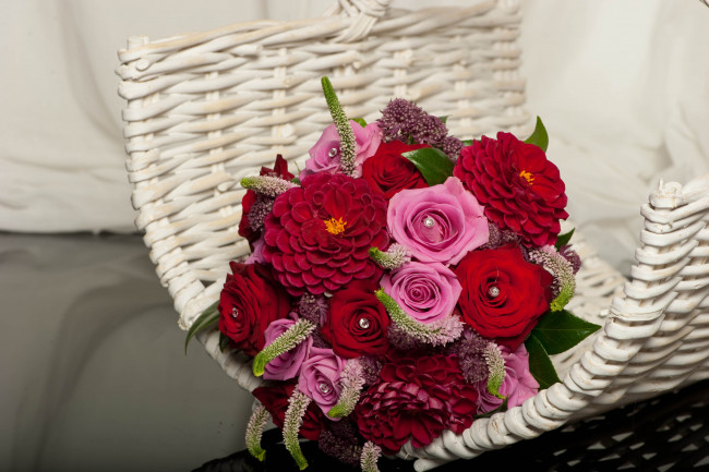 Обои картинки фото цветы, букеты, композиции, розовый, бусинки, розы, георгины, букет, красный