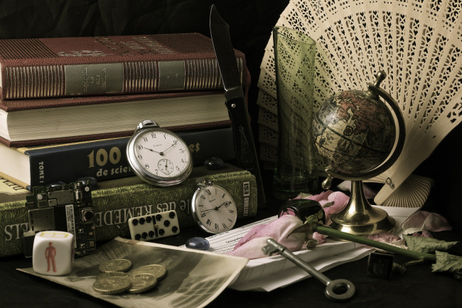 Обои картинки фото разное, Часы, часовые, механизмы, книги, ключ, веер, монеты, часы