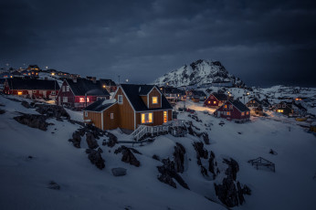 Картинка города -+огни+ночного+города гренландия сисимиут sisimiut дома огни снег ночь горы серые облака