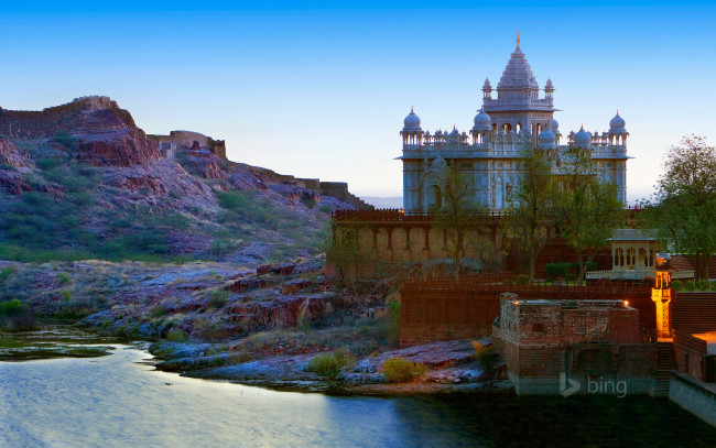 Обои картинки фото города, - дворцы,  замки,  крепости, джасвант, тада, джодхпур, индия, дворец, небо, горы, озеро