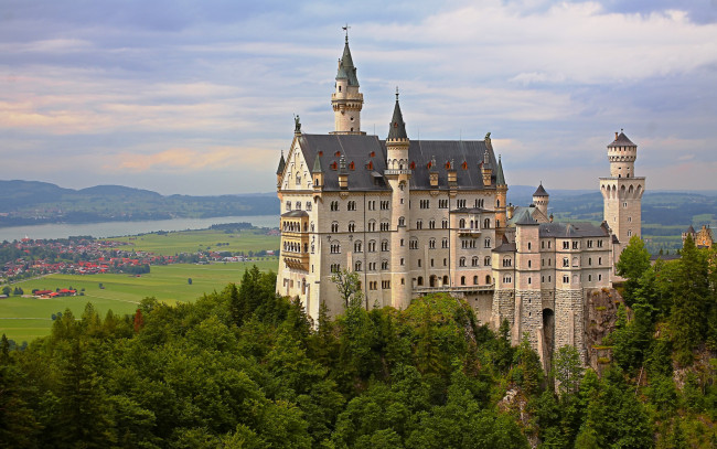Обои картинки фото города, замок нойшванштайн , германия, neuschwanstein, castle, bavaria, germany, замок, нойшванштайн, бавария, долина, деревья, панорама