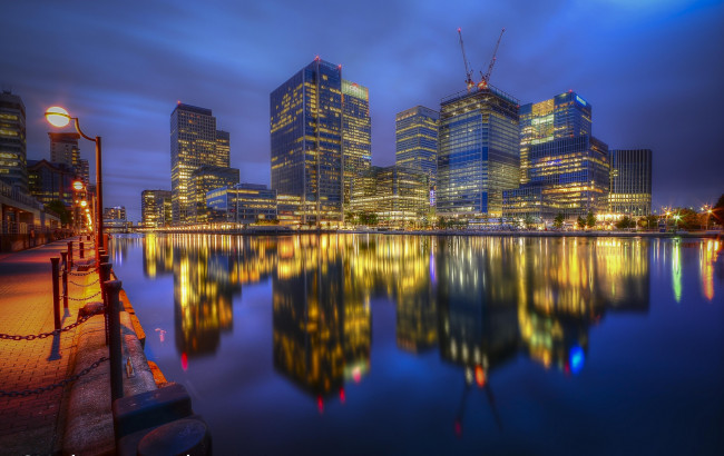 Обои картинки фото canary wharf reflection,  london, города, лондон , великобритания, ночь, огни, река