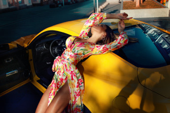 Картинка девушка+и+ford+mustang автомобили -авто+с+девушками модель женщины с автомобилями ford mustang глубина резкости брюнетка платье декольте улица на открытом воздухе желтый купе max sokolovich