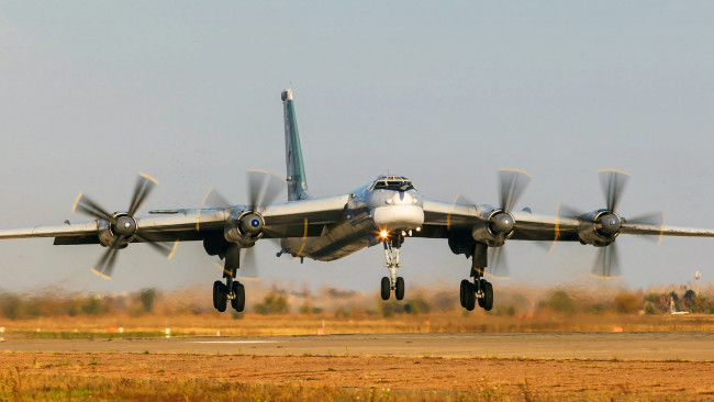 Обои картинки фото авиация, боевые самолёты, посадка, самолёт, туполев, бомбардировщик, ввс, ту-95мс, самолет, россия, ссср, медведь