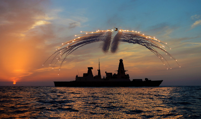 Обои картинки фото destroyer, royal navy, корабли, крейсеры,  линкоры,  эсминцы, royal, navy, вмc, великобритании, type, 45, вертолет, ложные, цели