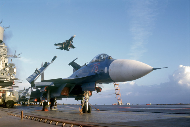 Обои картинки фото су-27, авиация, боевые самолёты, адмирал, кузнецов, su-27, flanker, вмф, россии, палуба