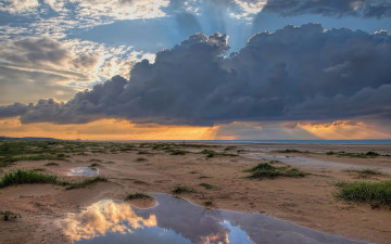 Картинка природа облака трава песок лучи лужи тучи небо