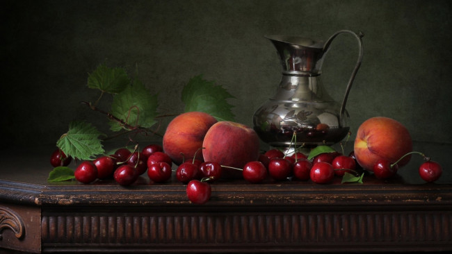 Обои картинки фото еда, фрукты,  ягоды, вишни, персики, кувшин