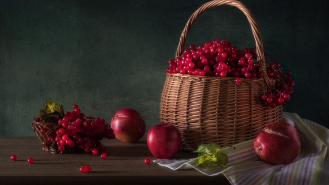 Обои картинки фото еда, фрукты,  ягоды, яблоки, калина, корзинка