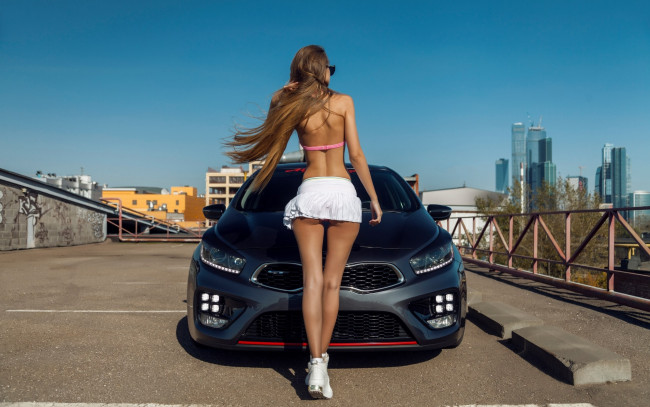 Обои картинки фото автомобили, -авто с девушками, светловолосая, модель, девушка, юбка, авто, вид, автомобиль, поза, стройная, стоит