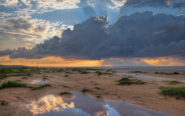 Обои картинки фото природа, облака, трава, песок, лучи, лужи, тучи, небо