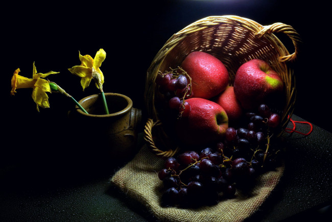 Обои картинки фото еда, фрукты,  ягоды, яблоки, виноград, нарциссы