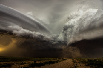 Картинка природа стихия торнадо буря небо горизонт ветер ураган бедствие облака непогода дождь ливень чёрные
