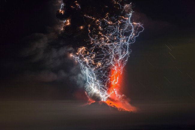 Обои картинки фото природа, стихия, вулкан, извержение, дым, клуб, облака, задымление, лава, магма, огонь, брызги, поток, явление, гора, молнии, раскат, гром