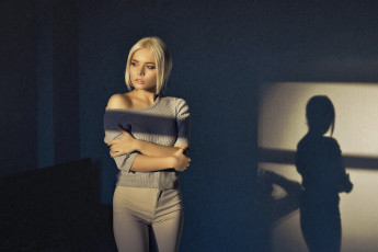 Картинка девушки -+блондинки +светловолосые блондинка тень свитер девушка