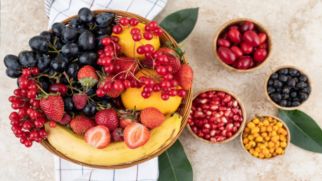 Обои картинки фото еда, фрукты,  ягоды, ягоды, виноград, клубника, облепиха, гранат, зерна