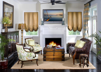 Картинка интерьер гостиная камин огонь кресла столик лампа шторы телевизор
