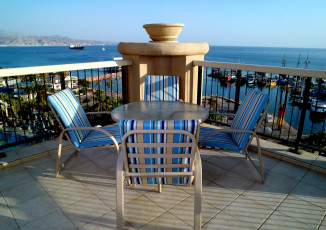 Картинка интерьер веранды террасы балконы кресла корабли столик море