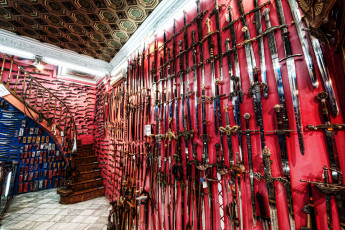 Картинка интерьер дворцы музеи меч оружие кузнечная барселона испания