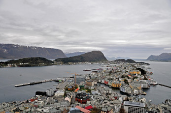 обоя норвегия, города, панорамы, вода, горы, дома, alesund, norway