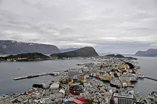 Обои картинки фото норвегия, города, панорамы, вода, горы, дома, alesund, norway