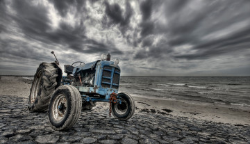 Картинка техника тракторы берег облака трактор