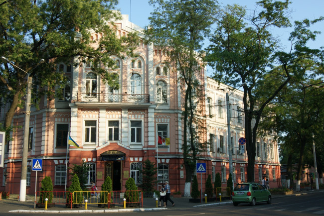 Обои картинки фото одесский государственный университет мвд, города, одесса , украина, улица, флаги, акации, автомобиль, прохожие, здание, одесса