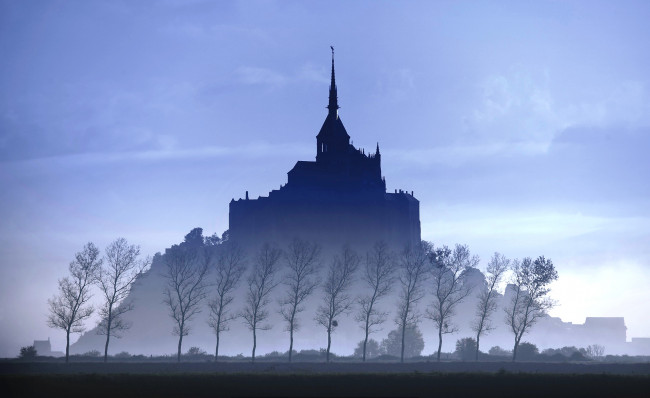Обои картинки фото города, - дворцы,  замки,  крепости, рассвет, туман, деревья, гора, шпиль, замок, дворец