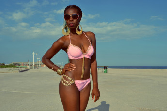 Картинка danielattabois девушки -unsort+ темнокожие очки купальник поза вода темнокожая модель девушка море мулатка пляж чернокожая