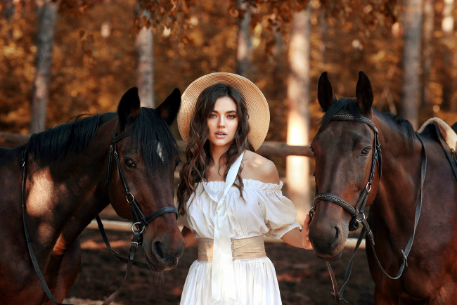 Обои картинки фото девушки, - брюнетки,  шатенки, платье, шляпка, лошади