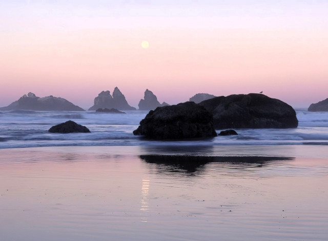 Обои картинки фото природа, побережье, камни, скалы, море, рассвет