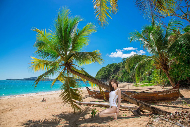 Обои картинки фото девушки, mila azul , екатерина волкова, море, тропики, пальмы, поза, купальник
