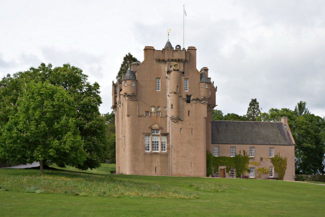 Обои картинки фото crathes, castle, in, scotland, города, дворцы, замки, крепости, каштан, флюгер, часы, башенки