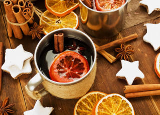 Картинка праздничные угощения зима напиток глинтвейн рождество новый год праздники звёздочки печенье чашка анис бадьян корица палочки пряности апельсины вино