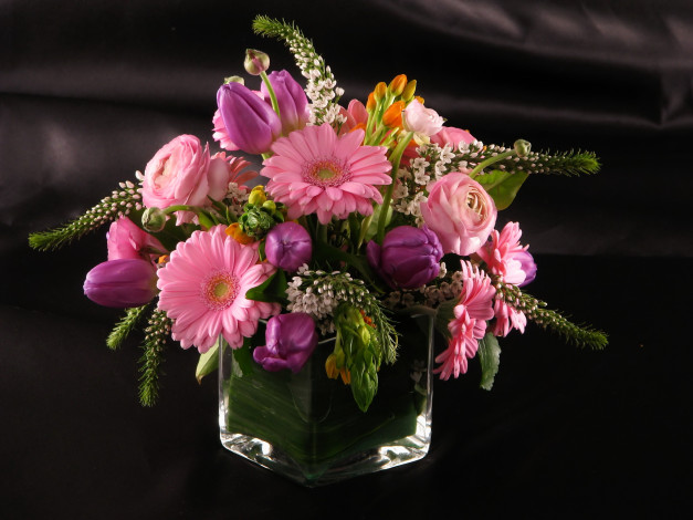 Обои картинки фото цветы, букеты,  композиции, герберы, лютики, тюльпаны, ваза