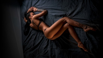 Картинка девушки -unsort+ брюнетки темноволосые ракурс поза женщина темный фон ноги элеонора шмид