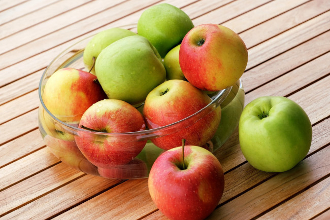 Обои картинки фото еда, яблоки, салатник, зеленые, краснобокие