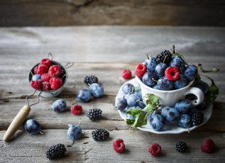 Картинка еда фрукты +ягоды малина ежевика ягоды сливы