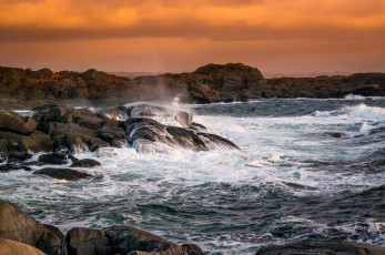 Картинка природа побережье океан скалы волны тучи зарево