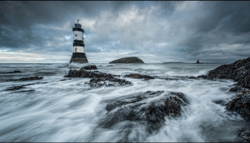 Картинка природа маяки тучи волны камни океан шторм маяк