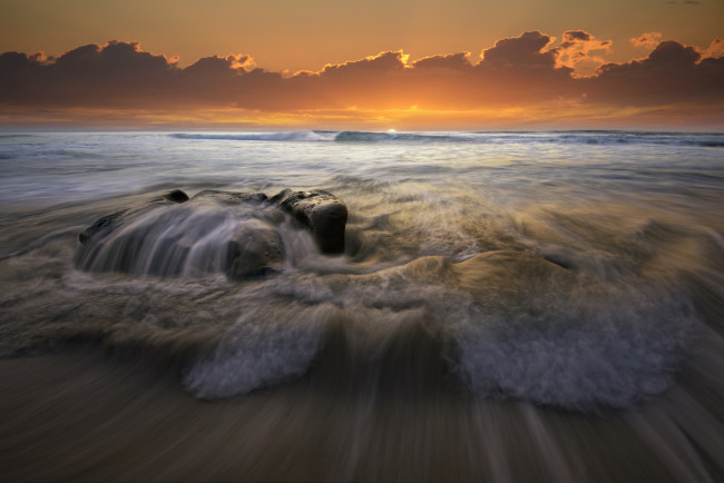 Обои картинки фото природа, моря, океаны, заря, тучи, горизонт, камни, пляж, океан, пена, волны