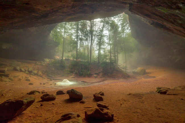 Обои картинки фото природа, другое, ash, cave, скалы, туман, hocking, hills, state, park, лес