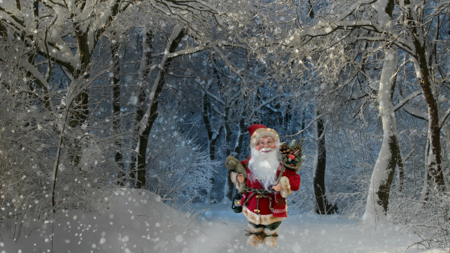 Обои картинки фото праздничные, фигурки, рождество, новый, год, праздник, подарки, санта, клаус, деревья, лес, снегопад, снег, зима, природа