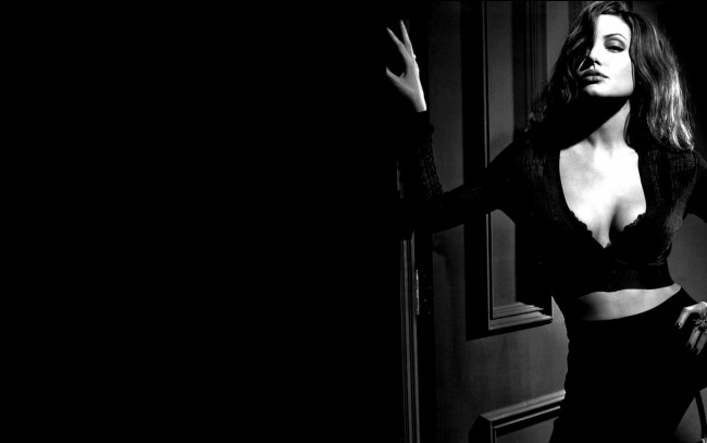 Обои картинки фото девушки, angelina jolie, дверь, черно-белая, топ, юбка, актриса