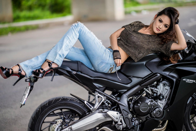 Обои картинки фото азиатка и honda cbr650f, мотоциклы, мото с девушкой, брюнетки, азиатки, honda, шпильки, женщины, с, мотоциклами, высокие, каблуки